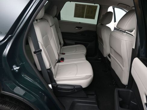 Used 2025 Nissan Pathfinder SL image 8