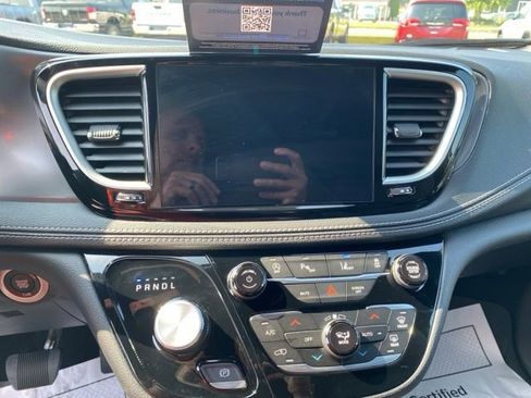 New 2025 Chrysler Pacifica Select w/ Fav Edition Package FWD image 16