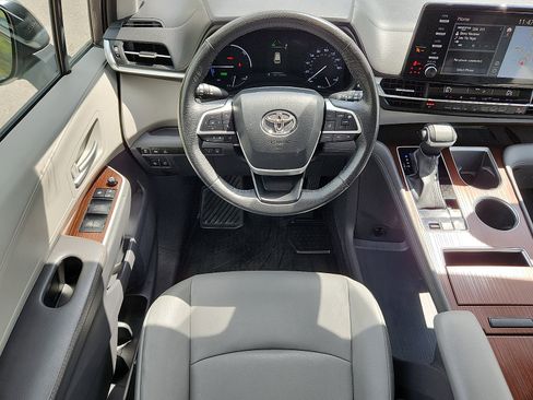 Used 2023 Toyota Sienna XLE w/ XLE Plus Package AWD/4WD image 12