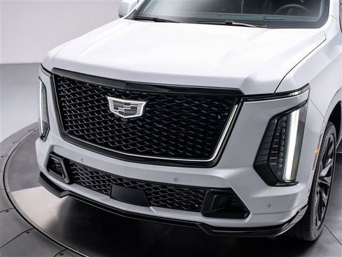 Used 2026 Cadillac Escalade V w/ LPO, ONYX Package AWD/4WD image 9