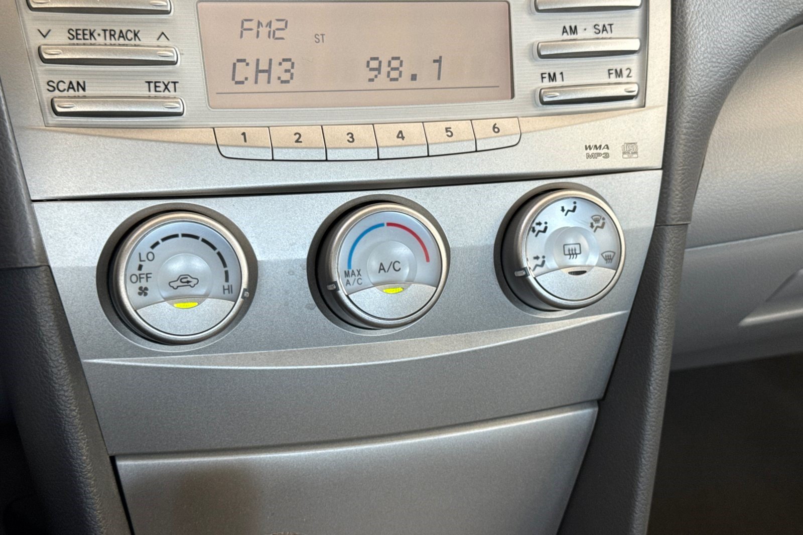 Used 2010 Toyota Camry LE FWD image 24