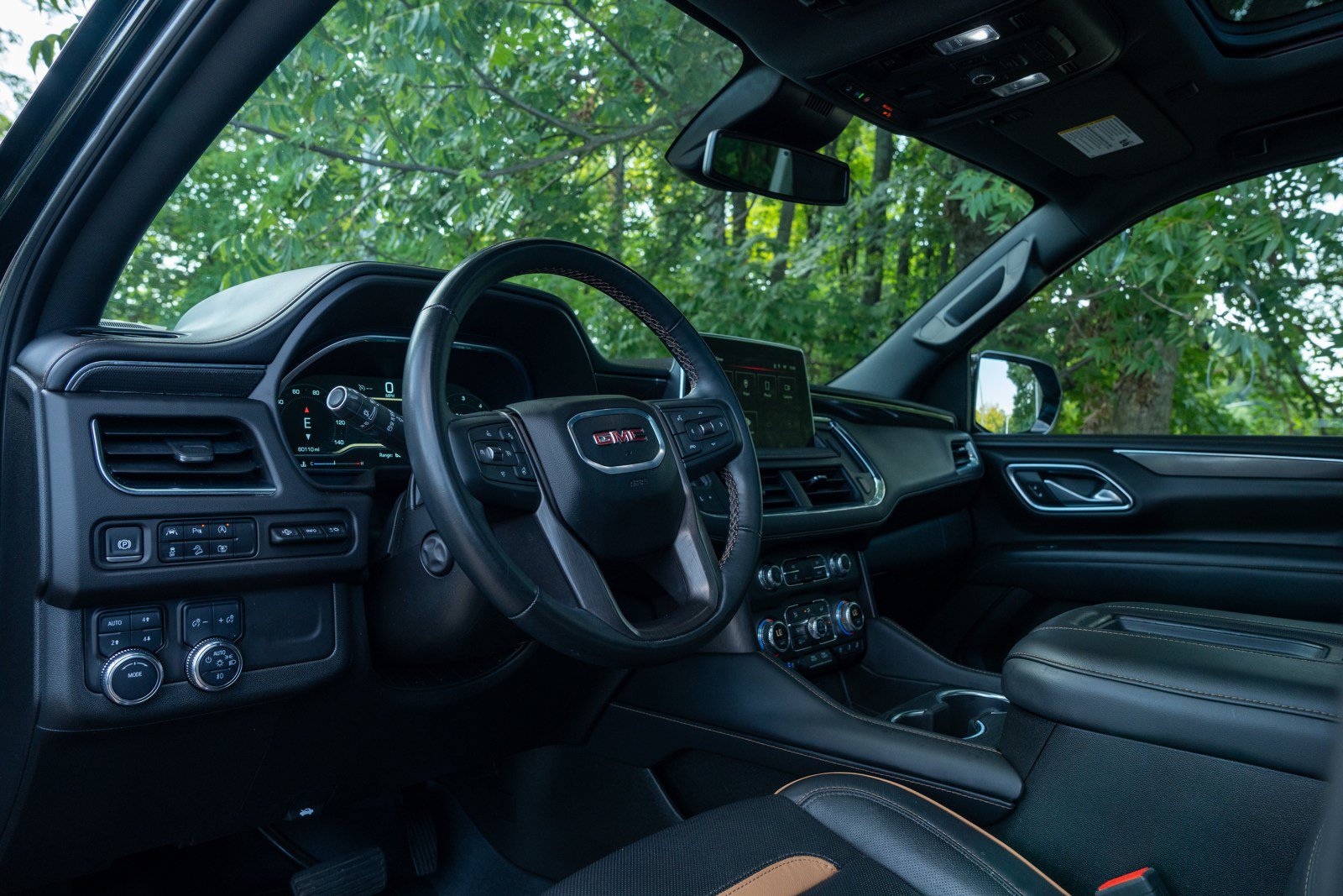 Used 2024 GMC Yukon AT4 w/ Technology Package AWD/4WD image 14