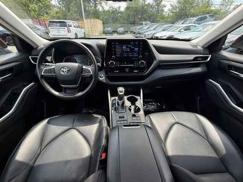 Used 2022 Toyota Highlander XLE AWD/4WD image 25