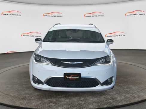 Used 2019 Chrysler Pacifica Limited w/ Tire & Wheel Group FWD image 3