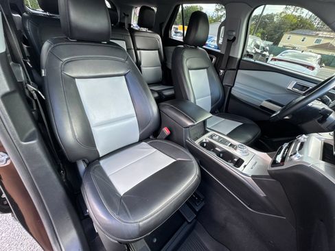 Used 2022 Ford Explorer XLT w/ Equipment Group 202A AWD/4WD image 19