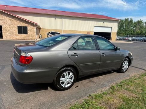 Used 2005 Toyota Camry LE FWD image 3