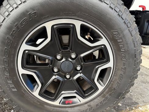 Used 2016 Jeep Wrangler Unlimited Rubicon image 10