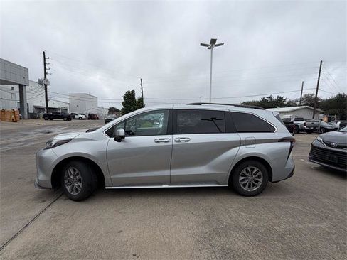 Certified 2024 Toyota Sienna XLE image 8