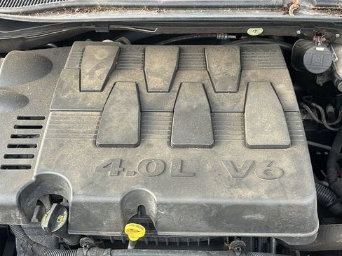 Used 2009 Chrysler Town & Country Touring FWD image 35