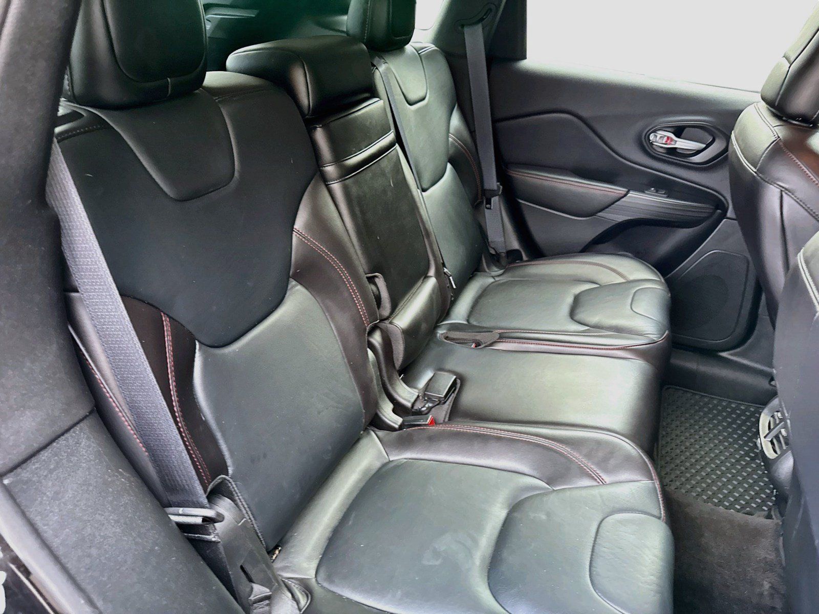 Used 2016 Jeep Cherokee Trailhawk w/ Leather Interior Group AWD/4WD image 16