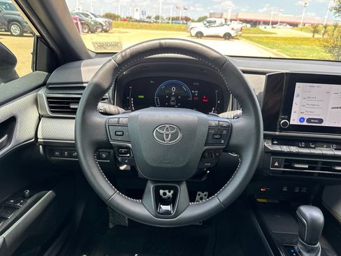 Used 2025 Toyota Camry SE w/ Convenience Package FWD image 15