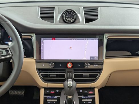 Certified 2026 Porsche Macan AWD/4WD image 29