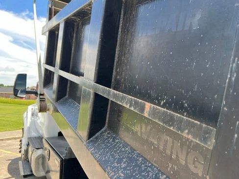 Used 2019 Ford F750 2WD Regular Cab Super Duty image 4