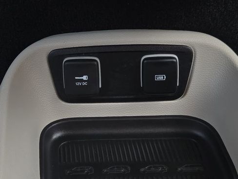 Used 2017 Chrysler Pacifica Touring FWD image 26