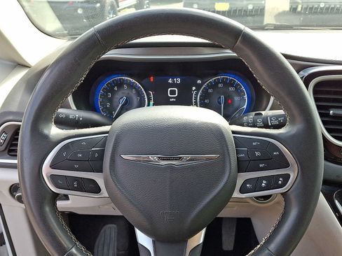 Certified 2023 Chrysler Pacifica Touring-L FWD image 22