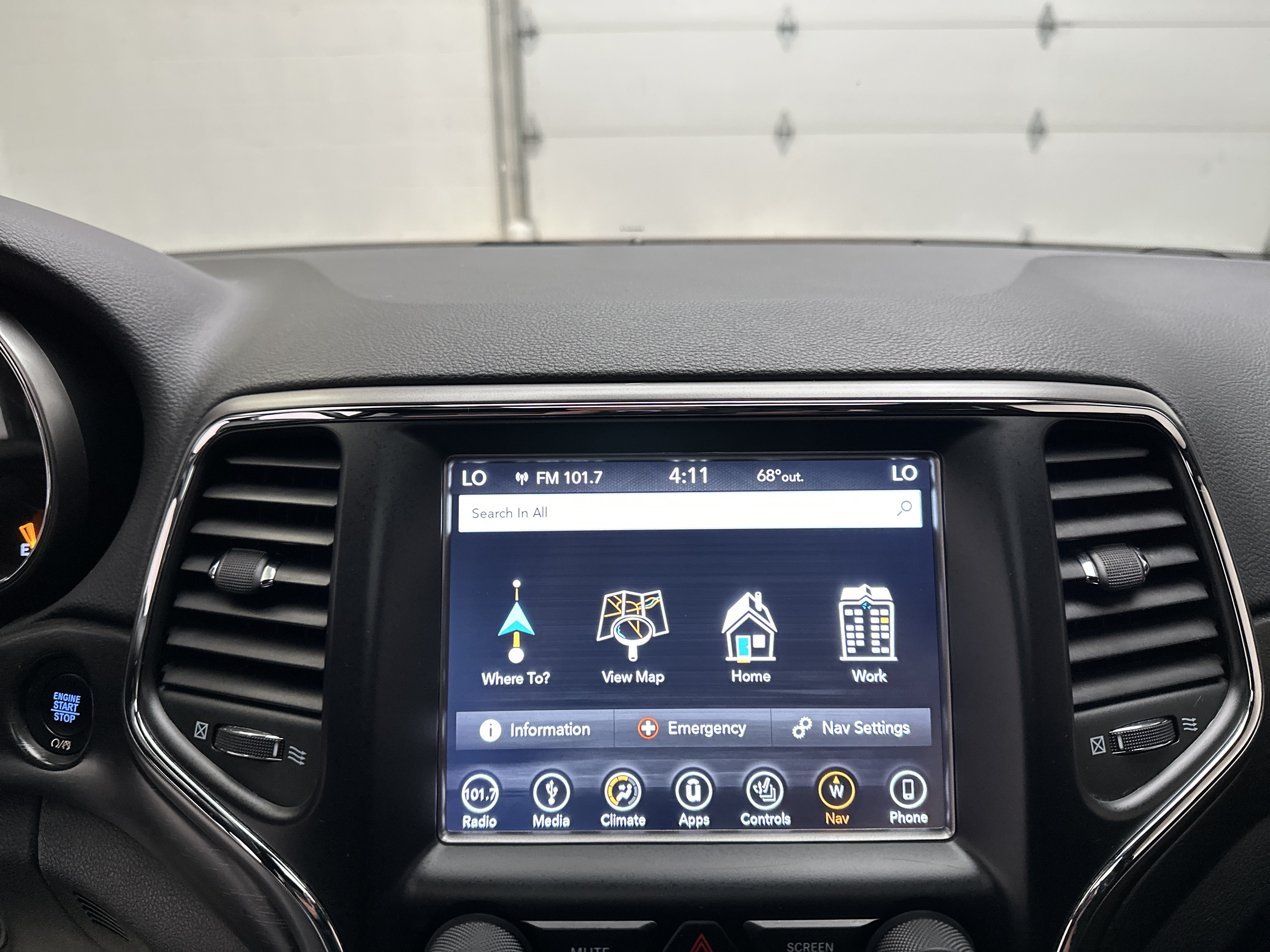 Used 2018 Jeep Grand Cherokee Laredo AWD/4WD image 31