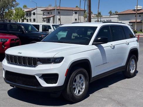 Used 2025 Jeep Grand Cherokee Laredo AWD/4WD image 7