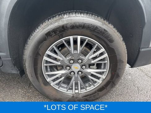 Used 2025 Chevrolet Traverse LT FWD image 6