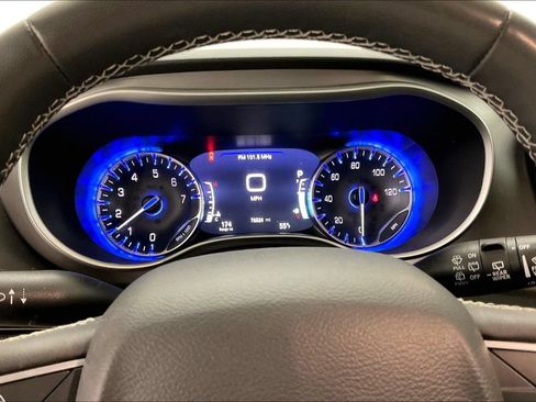 Used 2023 Chrysler Pacifica Touring-L FWD image 12