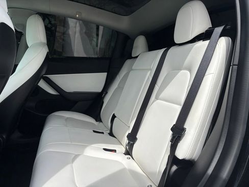 Used 2022 Tesla Model Y Long Range image 10