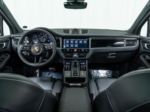 Used 2025 Porsche Macan image 18