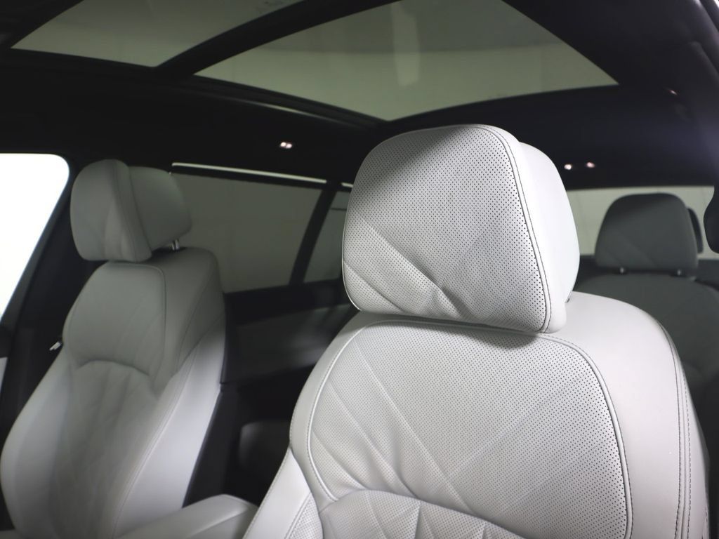 Used 2023 BMW X7 xDrive40i w/ M Sport Package AWD/4WD image 22