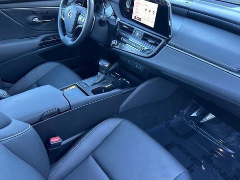 Certified 2025 Lexus ES 300h w/ Premium Package image 32