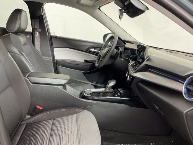 Used 2025 Chevrolet Trax LT FWD image 17