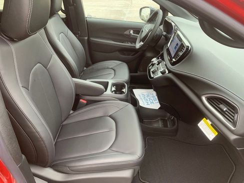 New 2026 Chrysler Pacifica Select image 31