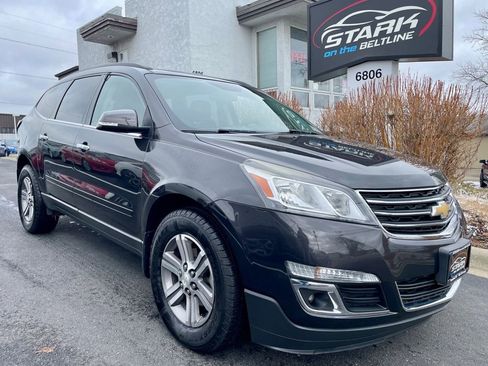 Used 2017 Chevrolet Traverse LT image 2