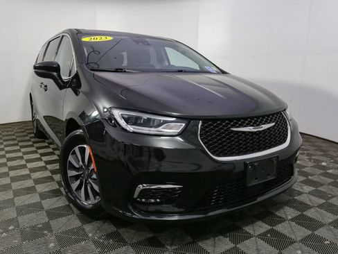 Used 2023 Chrysler Pacifica Touring-L FWD image 3