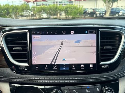 Used 2023 Chrysler Pacifica Limited w/ Uconnect Theater Family Group FWD image 19