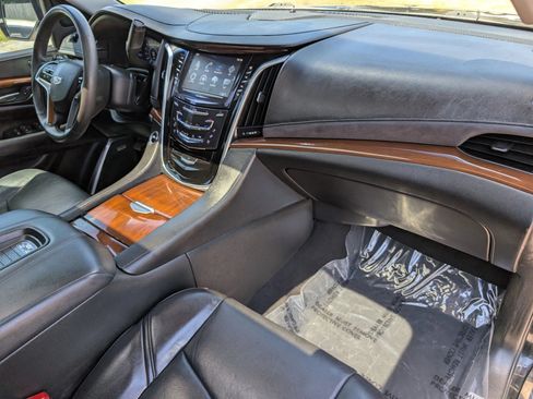 Used 2018 Cadillac Escalade ESV Luxury RWD image 46
