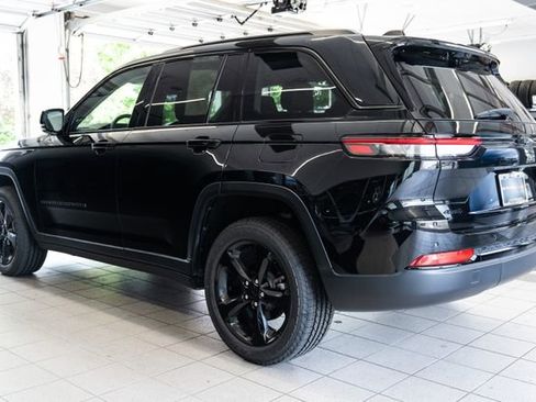 Used 2023 Jeep Grand Cherokee Limited w/ Luxury Tech Group II AWD/4WD image 4