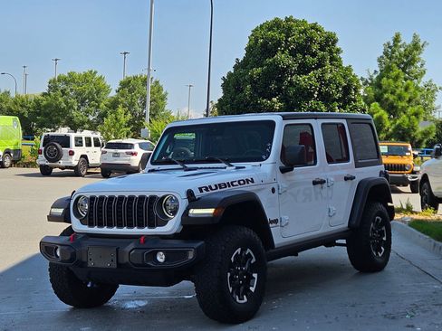 Used 2025 Jeep Wrangler Unlimited Rubicon AWD/4WD image 3