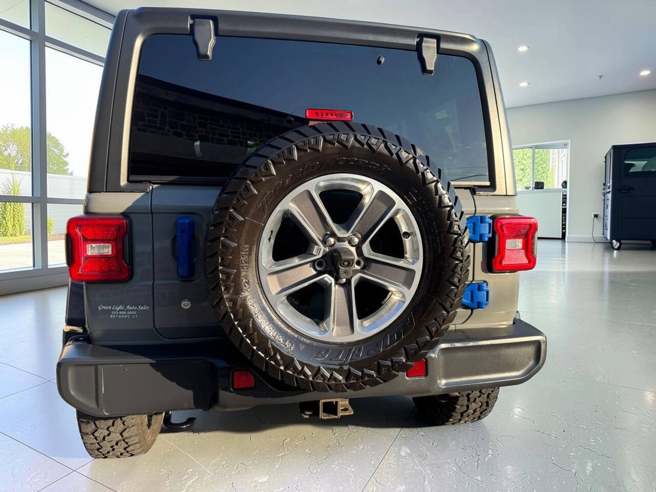 Used 2018 Jeep Wrangler Unlimited Sahara w/ LED Lighting Group AWD/4WD image 4