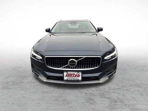 Used 2025 Volvo V90 B6 Cross Country Plus image 2