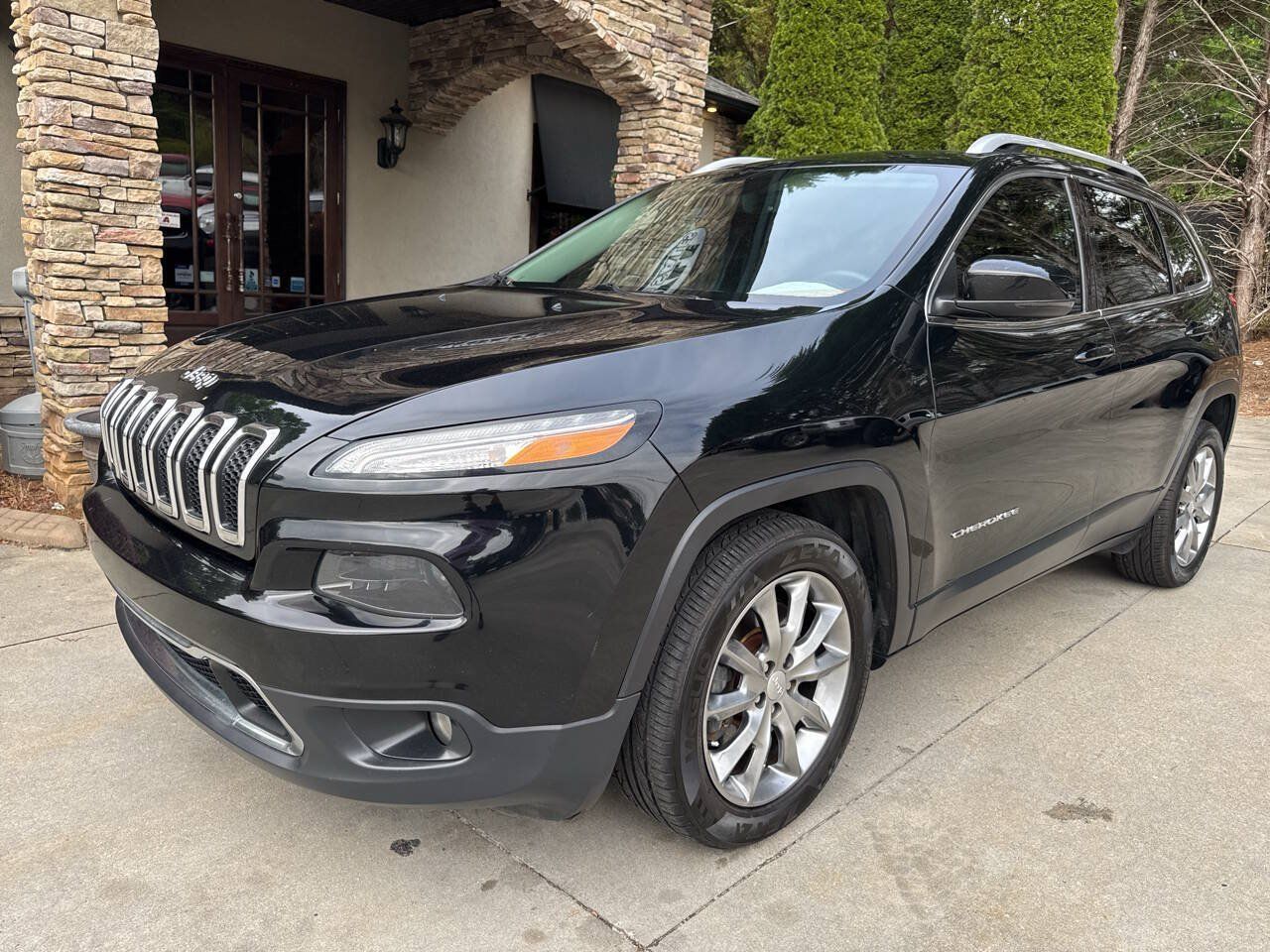 Used 2018 Jeep Cherokee Limited FWD image 2