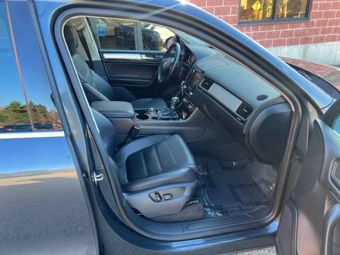 Used 2013 Volkswagen Touareg Sport image 13