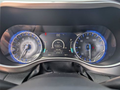 Used 2024 Chrysler Pacifica Touring-L FWD image 27