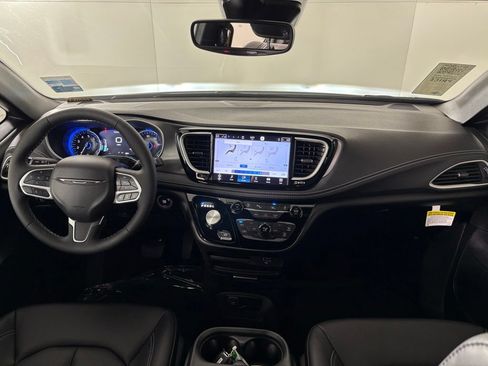 New 2027 Chrysler Pacifica Select FWD image 36