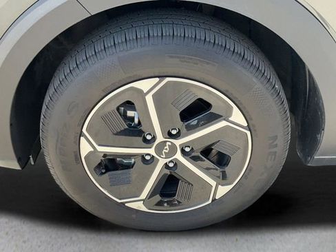 Used 2025 Kia Niro EX image 9