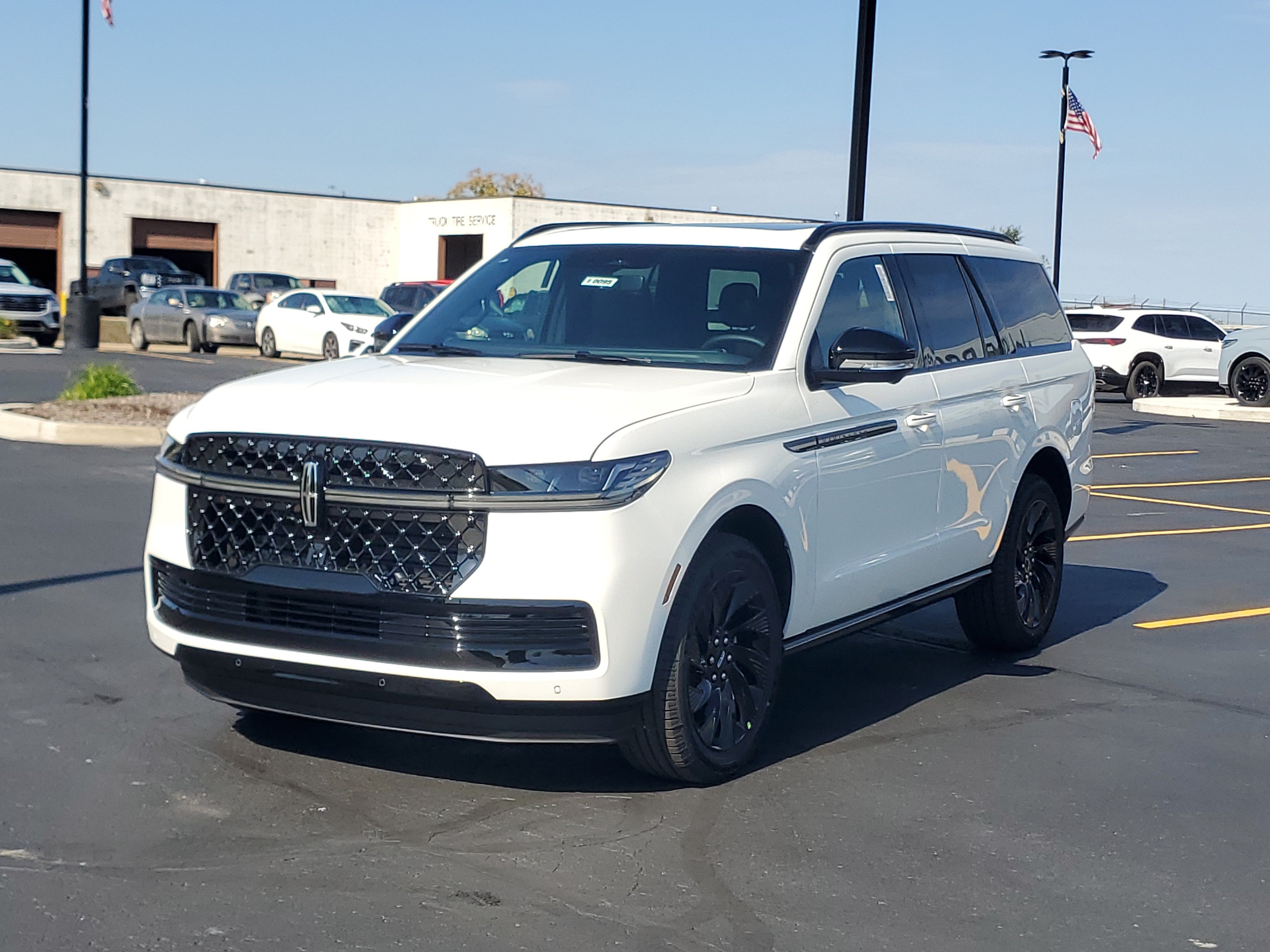 New 2027 Lincoln Navigator Reserve w/ Jet Appearance Package AWD/4WD image 2