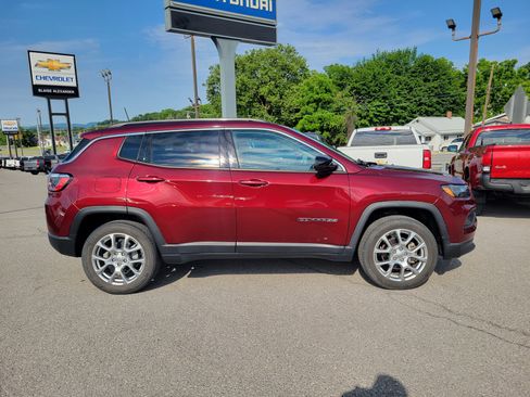 Used 2022 Jeep Compass Latitude AWD/4WD image 2
