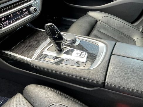 Used 2020 BMW 745e xDrive AWD/4WD image 17