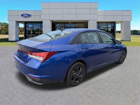 Used 2022 Hyundai Elantra SEL w/ Convenience Package FWD image 2