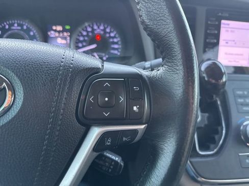Used 2018 Toyota Sienna XLE w/ XLE Navigation Package FWD image 23