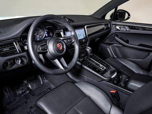 Certified 2025 Porsche Macan image 4