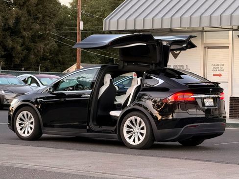 Used 2018 Tesla Model X 75D AWD/4WD image 7
