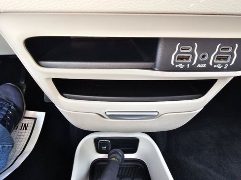 Used 2023 Chrysler Pacifica Touring-L FWD image 43